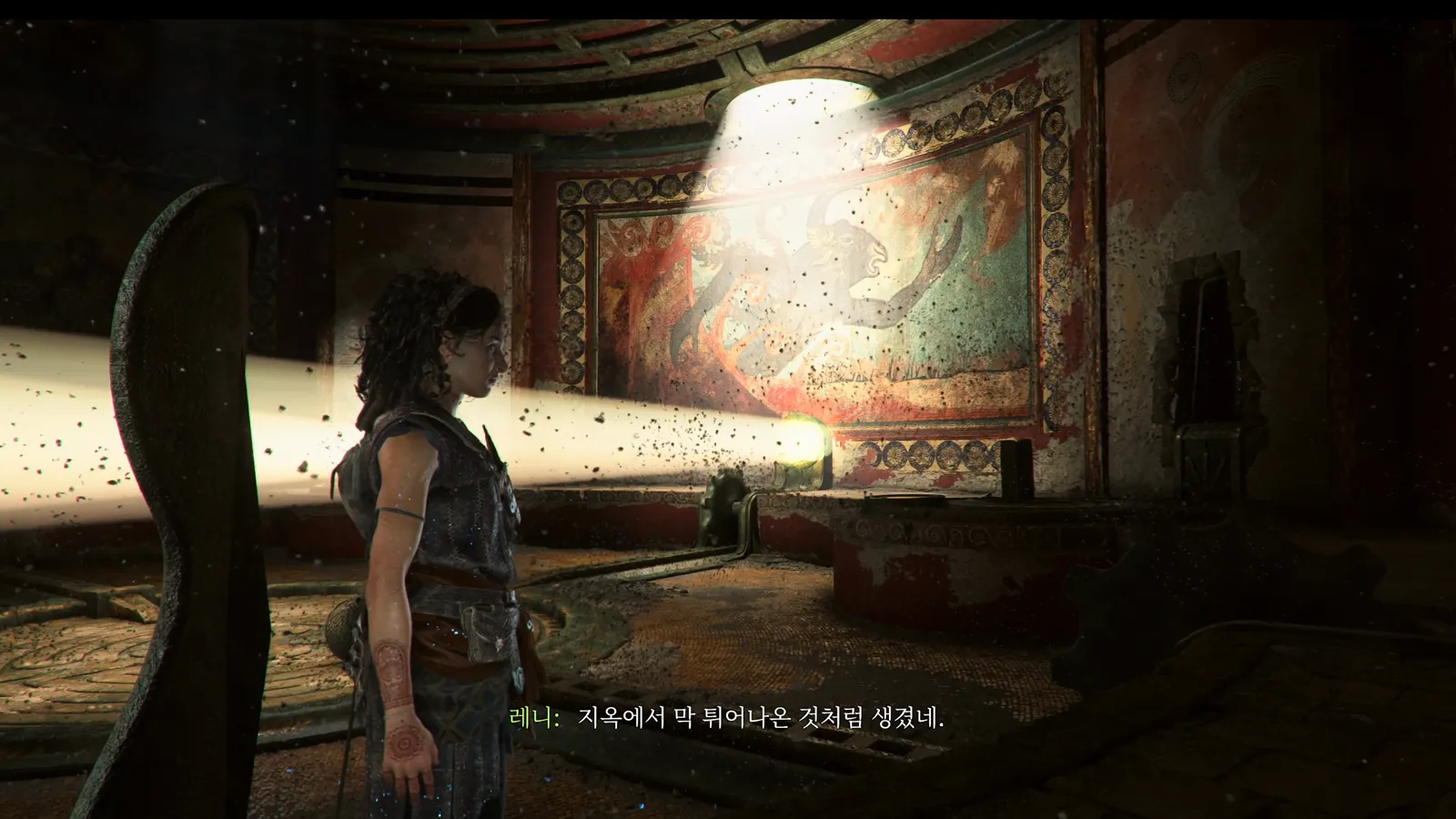빛이 닿아 첫 번째 벽화가 드러나는 장면